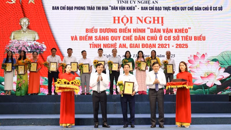 Lãnh đạo Ủy ban nhân dân tỉnh Nghệ An trao Giấy chứng nhận, Bằng khen cho các cá nhân, tập thể điển hình. (Ảnh: KIM OANH)