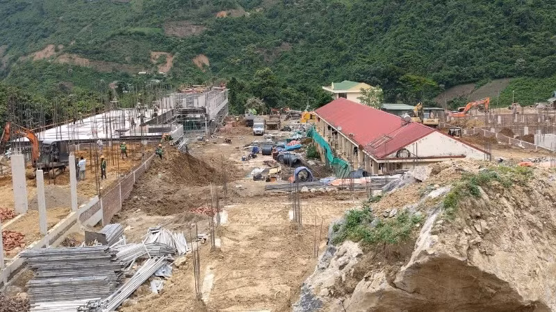 Trường Phổ thông nội trú liên cấp tiểu học và trung học cơ sở Bắc Lý đang được nhà thầu tích cực thi công.
