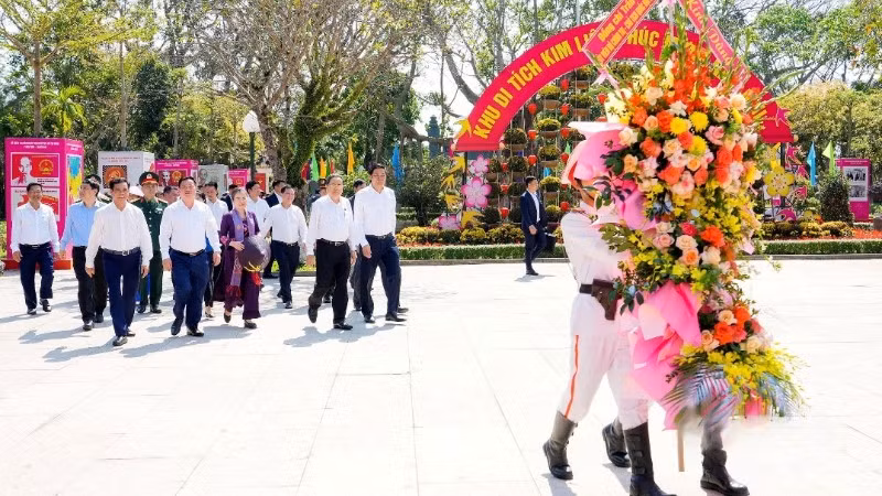 Đồng chí Trần Thanh Mẫn về Khu Di tích quốc gia đặc biệt Kim Liên dâng hoa, dâng hương tưởng niệm Chủ tịch Hồ Chí Minh.
