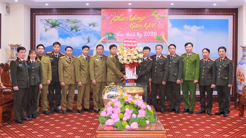Đoàn đại biểu Công an tỉnh Bô Ly Khăm Xay chúc Tết Công an tỉnh Nghệ An.