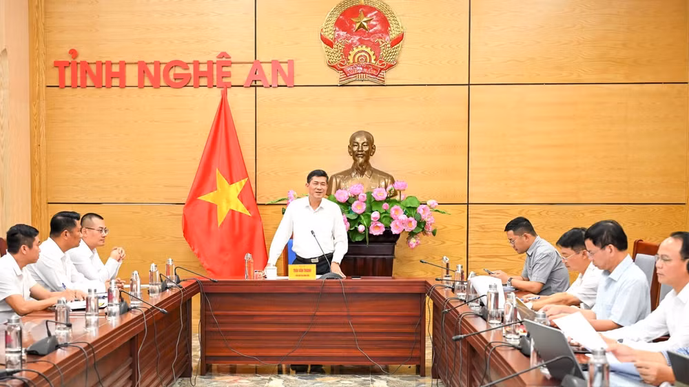 Phó Chủ tịch Ủy ban nhân dân tỉnh Nghệ An Thái Văn Thành phát biểu tại buổi làm việc. (Ảnh: TH)