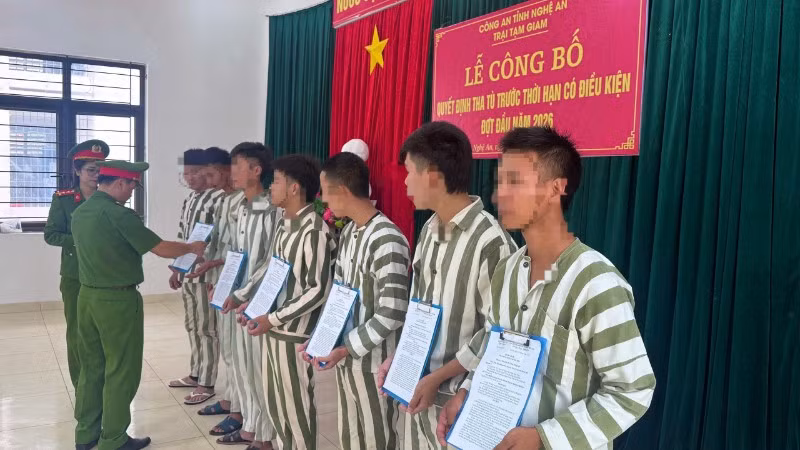 Lãnh đạo Trại tạm giam Công an tỉnh Nghệ An trao quyết định tha tù trước thời hạn có điều kiện cho các phạm nhân.