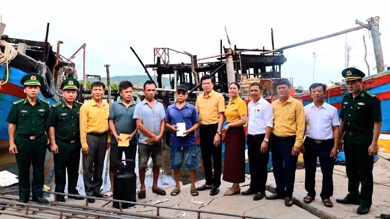 Đại diện lãnh đạo Ủy ban Mặt trận Tổ quốc Việt Nam tỉnh Nghệ An cùng các đơn vị, địa phương thăm hỏi, động viên các chủ tàu cá bị cháy.