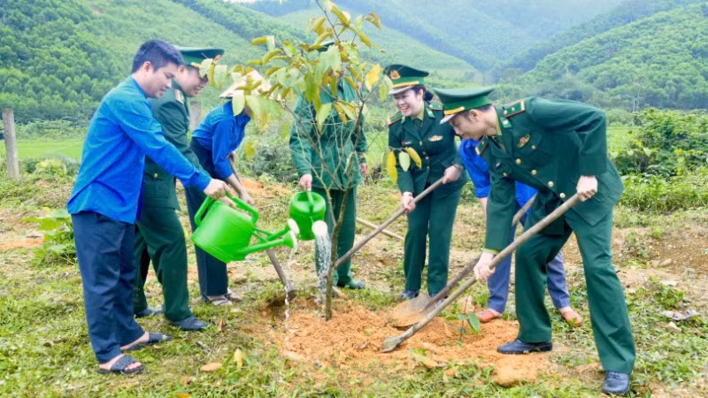 Tuổi trẻ Bộ đội Biên phòng tỉnh Nghệ An và đoàn viên thanh niên địa phương hăng hái trồng cây Xuân Bính Ngọ 2026.