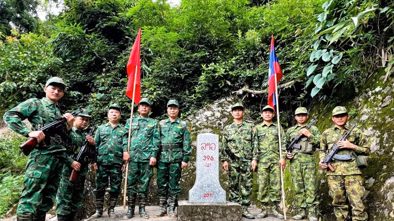 Lực lượng hai bên kiểm tra thực trạng đường biên, hệ thống mốc quốc giới.