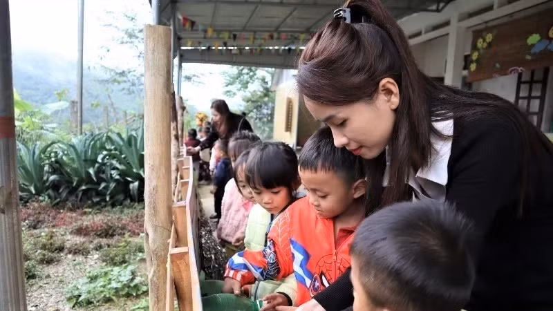 Cô và trò Điểm trường Xốp Cháo, Trường mầm non Lượng Minh (xã Lượng Minh, Nghệ An).