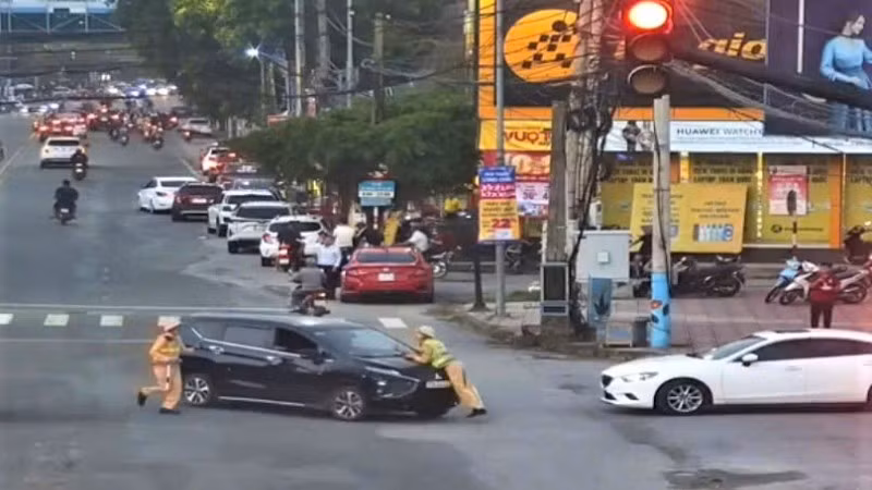 Hình ảnh tại hiện trường xảy ra vụ việc. (Ảnh cắt từ video clip)
