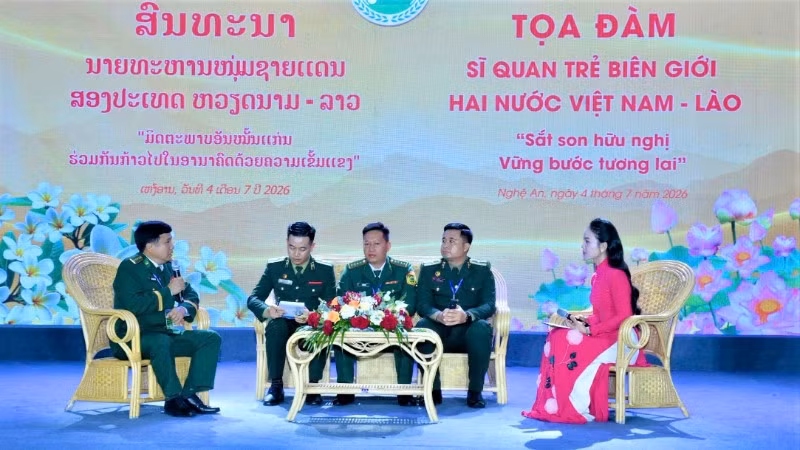 Đại tá Trần Đăng Khoa, Phó Chính ủy Bộ đội Biên phòng tỉnh Nghệ An; Thiếu tá A-Lếch-Xay Ma-La, Phó trưởng Phòng chống tội phạm và ma túy, Phòng Trinh sát, Bộ Tư lệnh Bộ đội Biên phòng Lào và Đại úy Lô Anh Tú, Đội trưởng Trinh sát, Đồn Biên phòng cửa khẩu Thanh Thủy, Bộ đội Biên phòng tỉnh Nghệ An tham gia giao lưu.