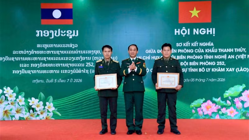 Đại tá Trần Quang Trung, Chính ủy Bộ đội Biên phòng tỉnh Nghệ An trao Giấy khen cho tập thể và cá nhân thuộc Đại đội Biên phòng 252 có thành tích xuất sắc trong thực hiện Chương trình kết nghĩa.