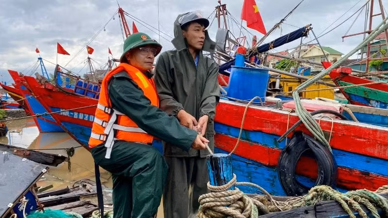 Cán bộ, chiến sĩ Đồn Biên phòng Diễn Thành, Bộ đội Biên phòng tỉnh Nghệ An hỗ trợ ngư dân neo đậu tàu, thuyền để tránh trú bão. 