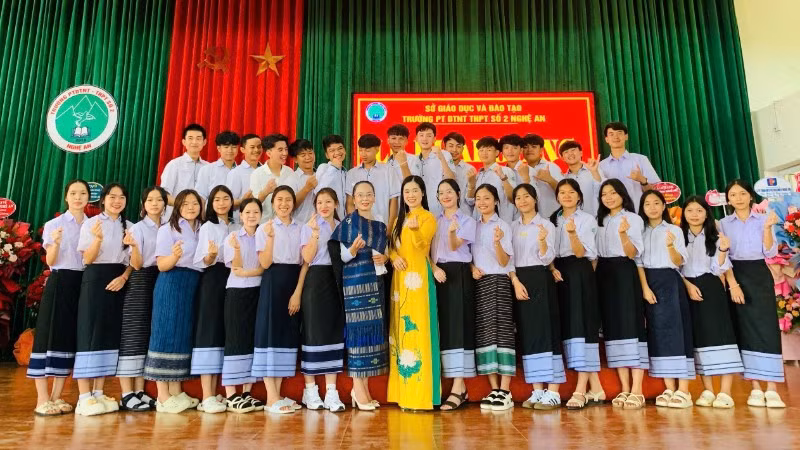 Lưu học sinh Lào khóa 1 tại Lễ khai giảng năm học mới tại Trường Trường phổ thông dân tộc nội trú trung học phổ thông số 2 Nghệ An.