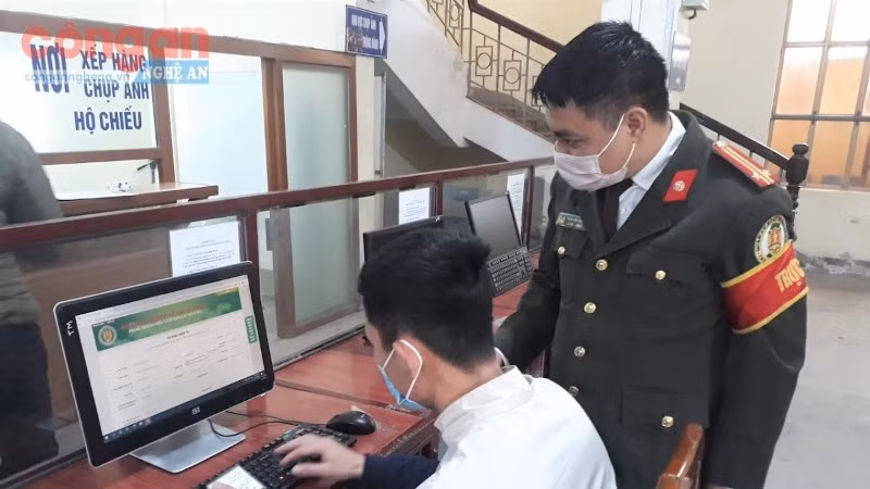 Cán bộ Phòng Quản lý xuất nhập cảnh, Công an tỉnh Nghệ An hướng dẫn người dân hoàn thành các thủ tục hành chính.