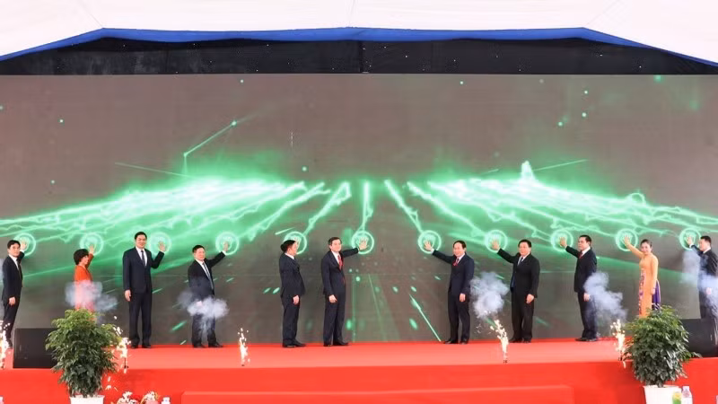 Các đồng chí lãnh đạo Đảng, Nhà nước, bộ, ngành Trung ương và tỉnh Nghệ An, nhà đầu tư bấm nút khởi công Dự án Nhà máy nhiệt điện LNG Quỳnh Lập.