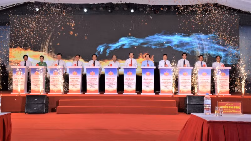 Các đồng chí lãnh đạo Đảng, Nhà nước, bộ, ngành Trung ương và tỉnh Nghệ An, nhà đầu tư bấm nút khởi công Dự án đầu tư xây dựng đường bộ cao tốc Vinh-Thanh Thủy.