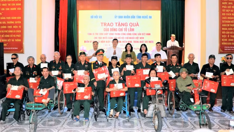 Lãnh đạo Bộ Nội vụ và đại diện lãnh đạo Ủy ban nhân dân tỉnh Nghệ An trao tặng quà của Tổng Bí thư, Chủ tịch nước Tô Lâm tới các thương binh, bệnh binh tại Trung tâm Điều dưỡng thương binh Nghệ An nhân kỷ niệm 51 năm Ngày Giải phóng miền nam, thống nhất đất nước. (Ảnh: TRUNG HIẾU)