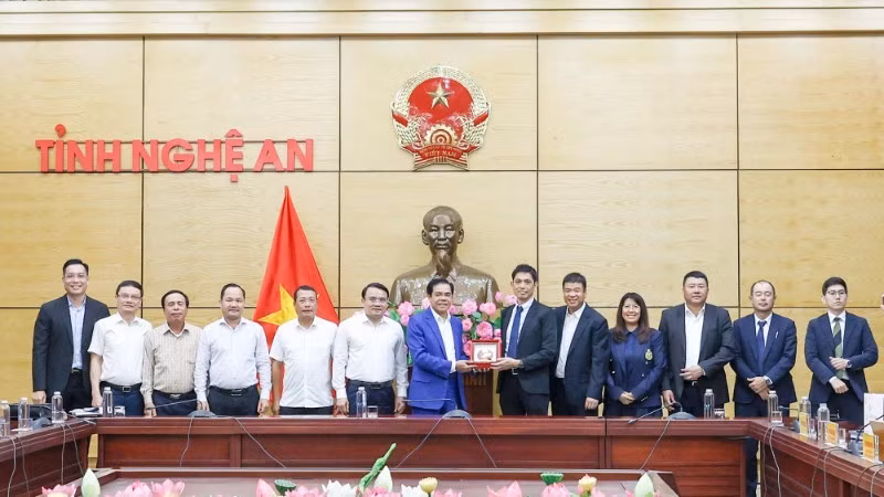 Lãnh đạo Ủy ban nhân dân tỉnh Nghệ An tặng quà lưu niệm cho đoàn công tác của Công ty trách nhiệm hữu hạn AeonMall Việt Nam.