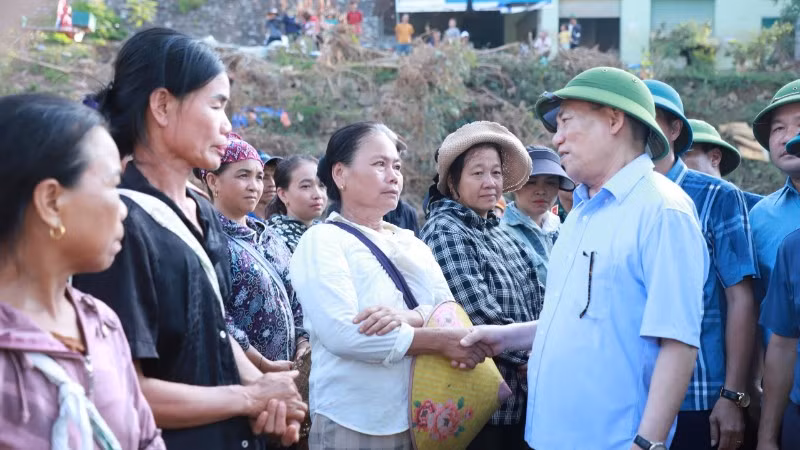 Phó Thủ tướng Chính phủ Hồ Đức Phớc chia sẻ với người dân xã Mỹ Lý.