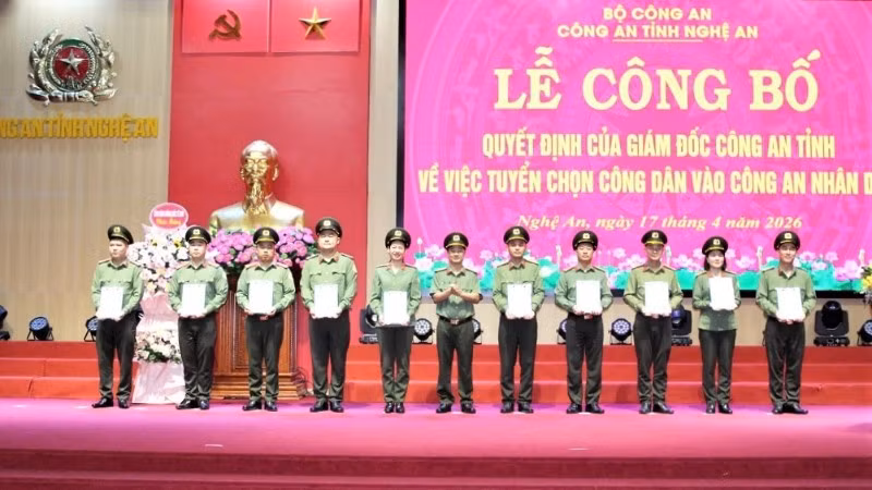 Đại diện lãnh đạo Công an tỉnh Nghệ An trao Quyết định tuyển chọn nhân viên an ninh hàng không vào Công an nhân dân.