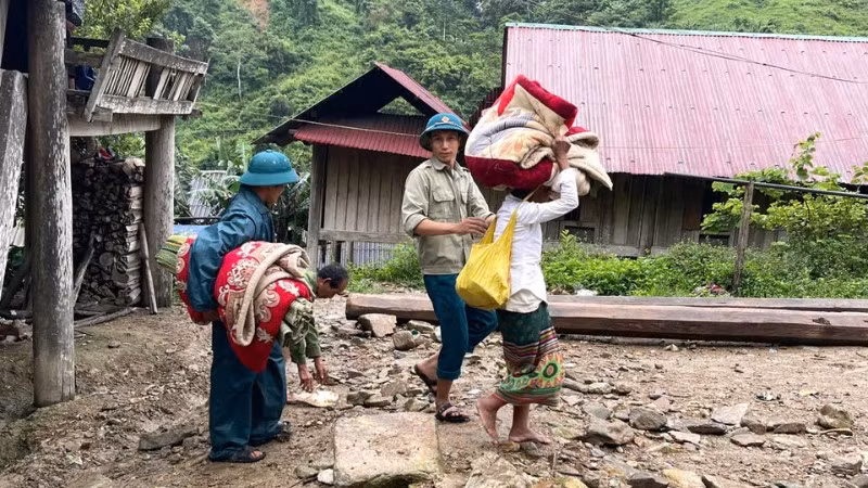 Người dân rời nhà, di chuyển đến lán tạm.
