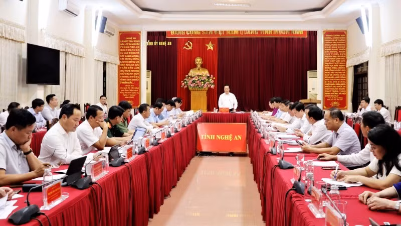 Quang cảnh phiên họp thường kỳ tháng 9, Ban Thường vụ Tỉnh ủy Nghệ An.