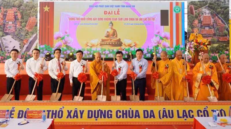 Các đại biểu thực hiện nghi thức khởi công xây dựng Chùa Da.