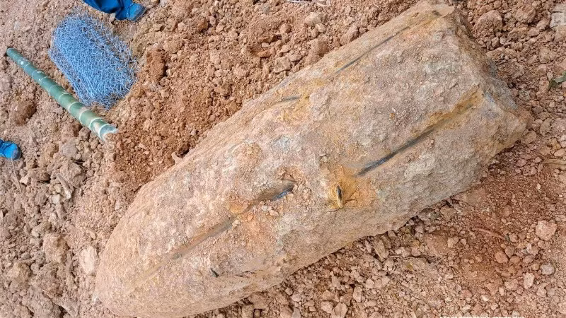 Quả bom đường kính 42cm, dài 1,2m, nặng khoảng 350kg. (Ảnh: TRỌNG KIÊN)