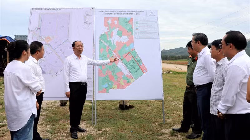 Ông Bùi Thanh An, Phó Chủ tịch Ủy ban nhân dân tỉnh Nghệ An kiểm tra tiến độ giải phóng mặt bằng Dự án Khu công nghiệp Hoàng Mai II.