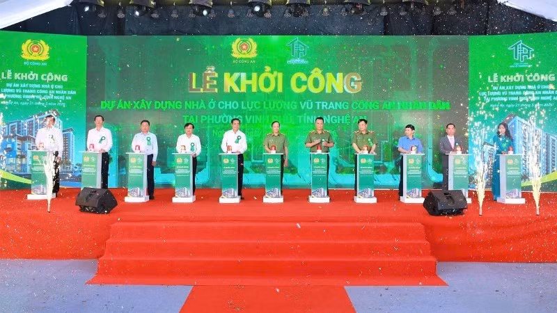 Các đại biểu thực hiện nghi thức bấm nút khởi công dự án. (Ảnh: CÔNG AN NGHỆ AN)