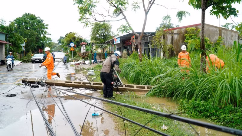 Dông lốc khiến 15 cột điện trên địa bàn xã Quỳ Hợp bị gãy đổ. (Ảnh: Trung tâm cung ứng dịch vụ công xã Quỳ Hợp)