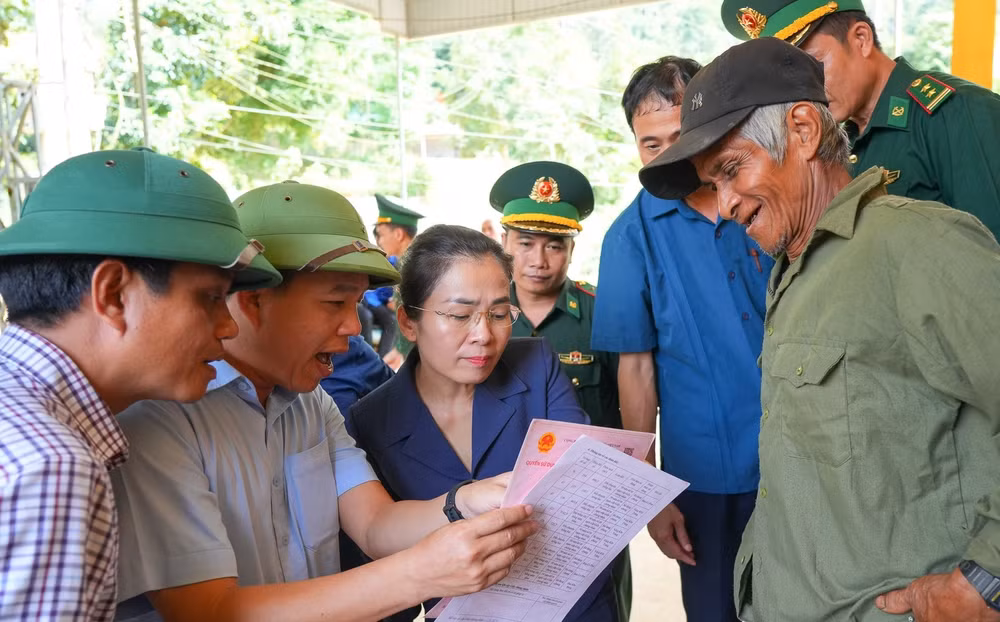 Đại diện Sở Tài nguyên và Môi trường tỉnh Nghệ An báo cáo với Đoàn công tác tỉnh Nghệ An về quá trình triển khai cấp Giấy chứng nhận quyền sử dụng đất, quyền sở hữu tài sản gắn liền với đất cho các hộ dân Đan Lai ở 2 bản Búng và Cò Phạt, xã Môn Sơn. 