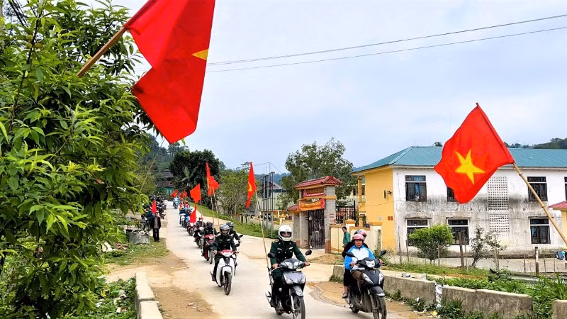Cán bộ, chiến sĩ Ban Chỉ huy Bộ đội Biên phòng tỉnh Nghệ An phối hợp địa phương, các lực lượng tuyên truyền, cổ động bầu cử bằng hình thức lưu động đến các bản, làng.