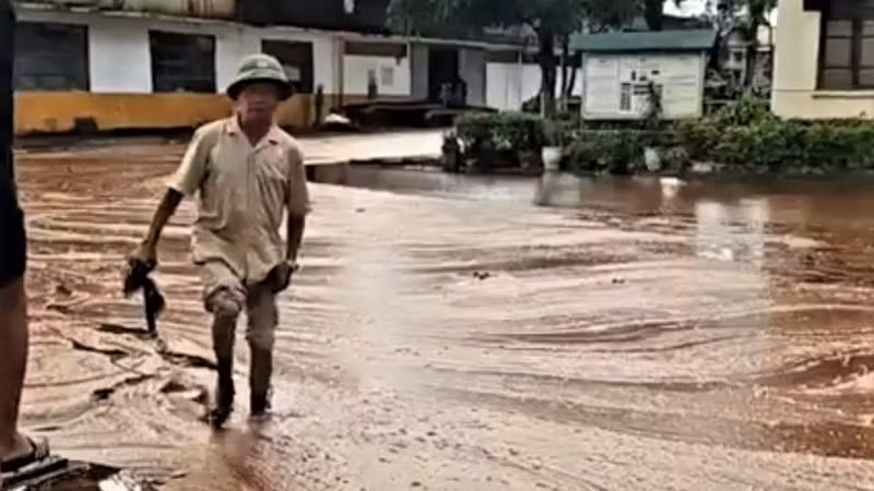 Mật mía tràn ra khuôn viên nhà máy. (Ảnh: CTV)