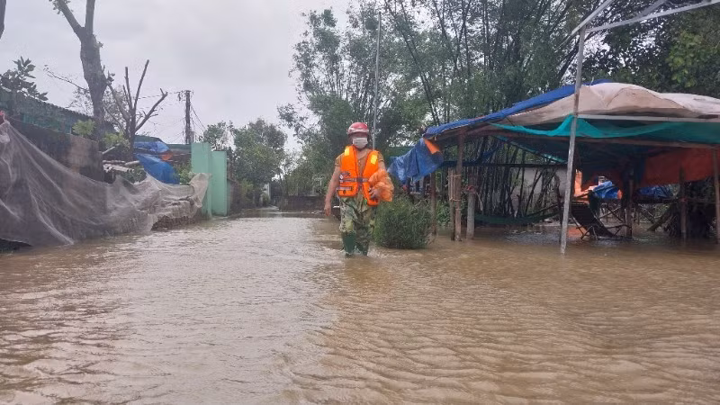 Bà Hoàng Thị Thuyết, Bí thư Chi bộ khối Thuận Hòa đi kiểm tra, nhắc nhở người dân tuân thủ lệnh sơ tán.