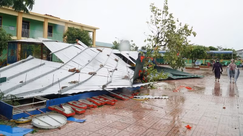 Nhiều trường học ở Nghệ An bị tốc mái trong cơn bão số 5 vừa qua.