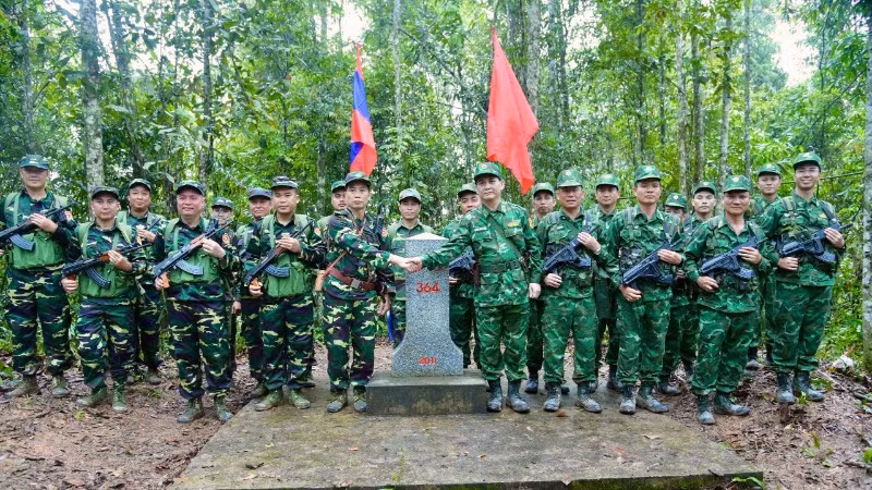 Lực lượng tuần tra của Ban Chỉ huy Bộ đội Biên phòng tỉnh Nghệ An và Bộ Chỉ huy Quân sự tỉnh Hủa Phăn (Lào) chụp ảnh lưu niệm tại cột mốc số 364.