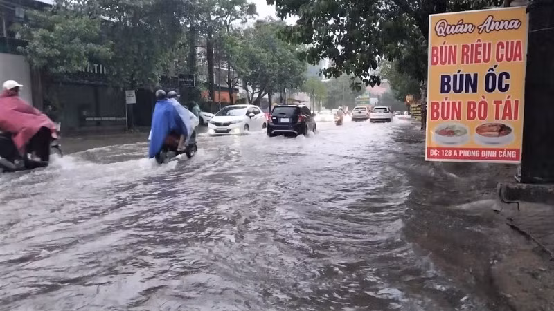 Nhiều tuyến phố trên địa bàn các phường Trường Vinh, Thành Vinh (Nghệ An) bị ngập nặng nếu có mưa lớn kéo dài. (Ảnh tư liệu)