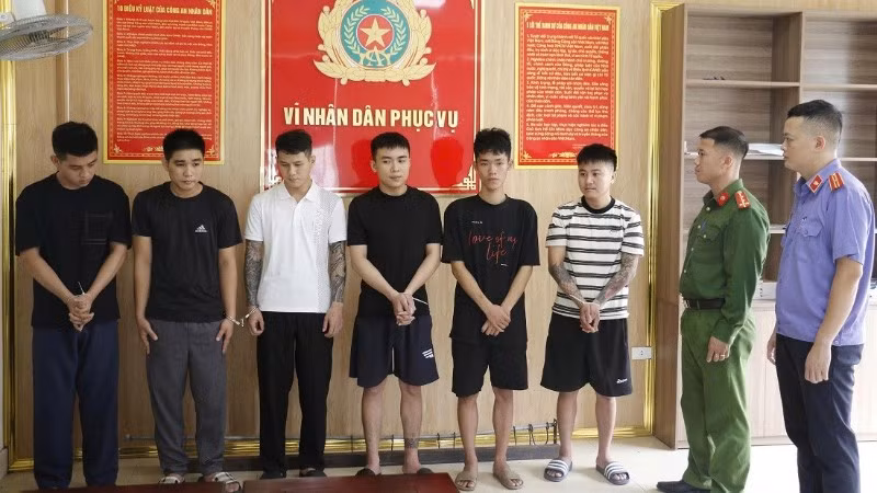 Các đối tượng trong đường dây trộm cắp và tiêu thụ xe gian bị bắt giữ. Ảnh: Công an Nghệ An.