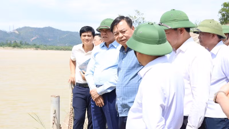 Thứ trưởng Nông nghiệp và Môi trường Nguyễn Hoàng Hiệp cùng lãnh đạo Ủy ban nhân dân tỉnh Nghệ An và các thành viên Đoàn công tác kiểm tra hiện trường khu vực cống Nam Đàn 2. (Ảnh: KIM OANH)