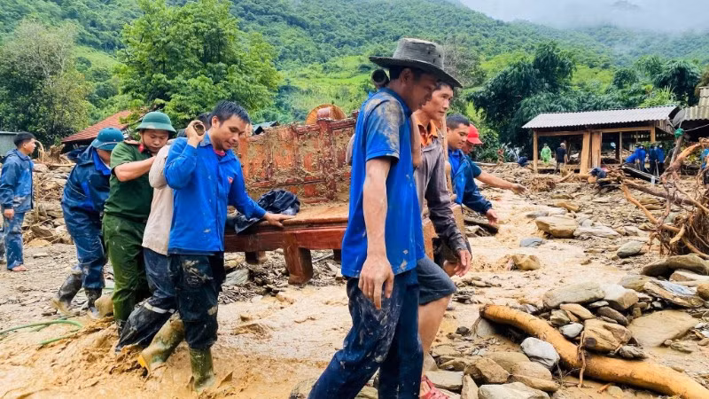 Đoàn viên, thanh niên là một trong những lực lượng chủ lực trong khắc phục hậu quả mưa lũ sau bão số 3 ở Nghệ An.