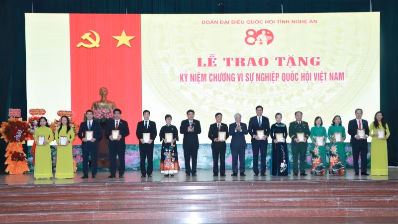 Ủy ban Thường vụ Quốc hội tặng Kỷ niệm chương “Vì sự nghiệp Quốc hội Việt Nam” cho 15 cá nhân; Chủ tịch Ủy ban nhân dân tỉnh Nghệ An tặng Bằng khen cho 11 tập thể và 29 cá nhân có nhiều đóng góp trong hoạt động của Đoàn đại biểu Quốc hội tỉnh.