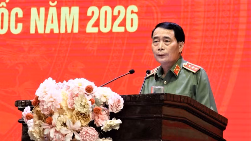 Thượng tướng Lê Quốc Hùng, Ủy viên Trung ương Đảng, Thứ trưởng Công an trình bày chuyên đề "Những chủ trương lớn của Đảng ủy Công an Trung ương về công tác bảo vệ an ninh quốc gia, giữ gìn trật tự an toàn xã hội, xây dựng Đảng, xây dựng lực lượng Công an nhân dân trong kỷ nguyên mới".