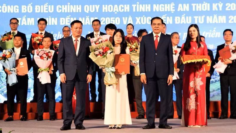 Tại hội nghị, lãnh đạo tỉnh Nghệ An đã trao Quyết định đầu tư, giấy chứng nhận đăng ký đầu tư và Biên bản ghi nhớ thỏa thuận hợp tác đầu tư cho 25 dự án tiêu biểu.