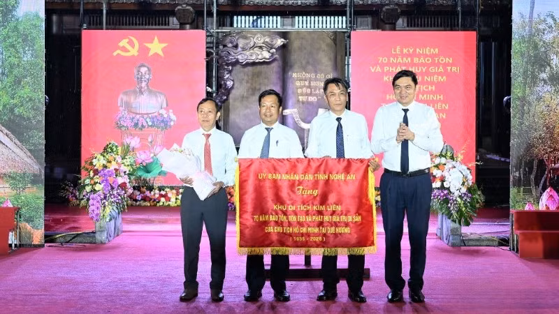 Ủy ban nhân dân tỉnh Nghệ An trao tặng Khu Di tích Kim Liên bức trướng lưu niệm.