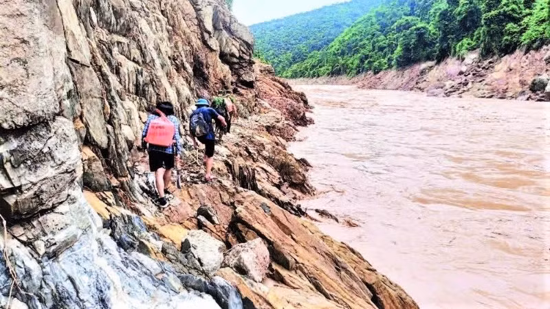Bộ đội Biên phòng tỉnh Nghệ An cùng chính quyền địa phương nỗ lực tiếp cận bản Chà Nga - bản xa và khó khăn bậc nhất của xã Mỹ Lý đợt mưa lũ lịch sử tháng 7/2025.