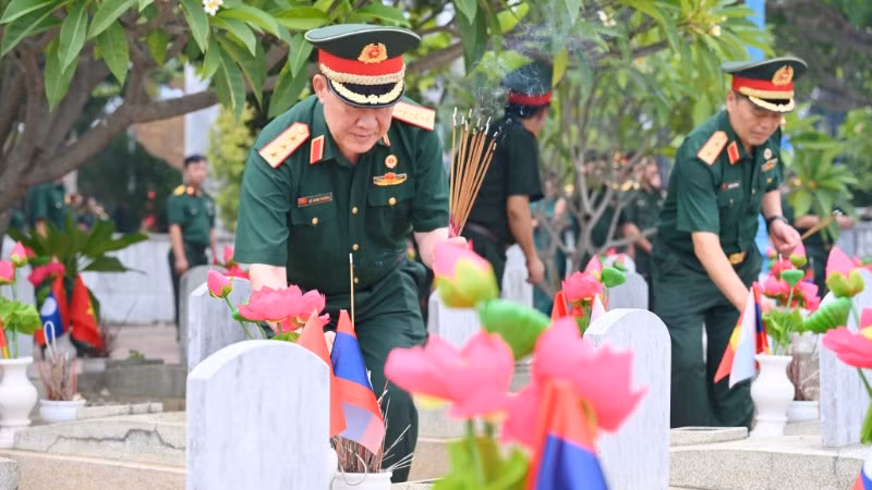 Thượng tướng Bế Xuân Trường, Phó Chủ tịch Ủy ban Trung ương Mặt trận Tổ quốc Việt Nam, Chủ tịch Hội Cựu chiến binh Việt Nam và các đại biểu thắp hương tại phần mộ các liệt sĩ ở Nghĩa trang Liệt sĩ Quốc tế Việt-Lào.
