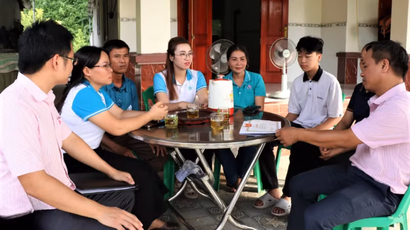 Đại diện Ngân hàng Chính sách xã hội và các tổ ủy thác, tổ tiết kiệm vay vốn truyền thông gói tín dụng ưu đãi mới đến người dân .