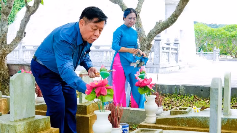 Đồng chí Nguyễn Trọng Nghĩa và đoàn đại biểu thắp hương tri ân các Anh hùng liệt sĩ.