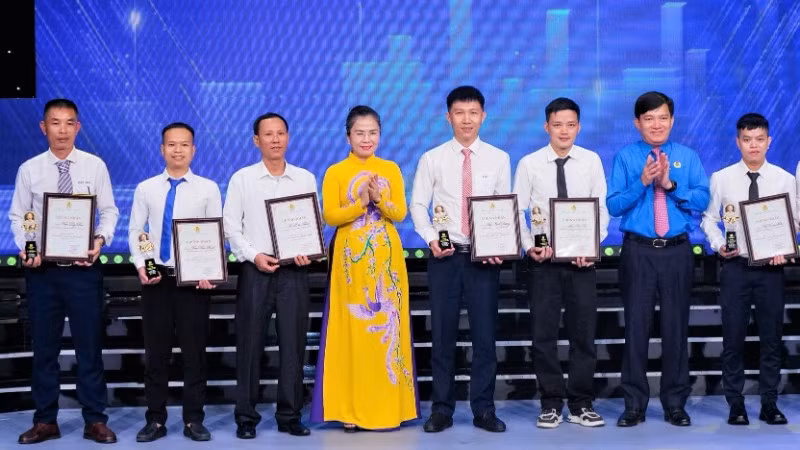 Trao Giải thưởng “Công nhân Nghệ An làm theo lời Bác” lần thứ nhất - năm 2026 cho 8 cá nhân tiêu biểu xuất sắc. (Ảnh: THANH LÊ)