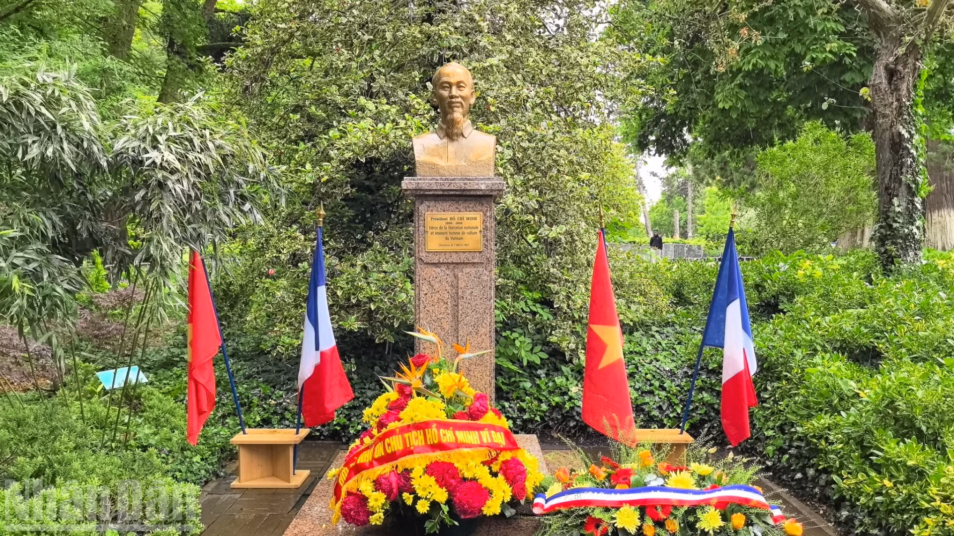 Những bông hoa tươi thắm mừng sinh nhật Chủ tịch Hồ Chí Minh.