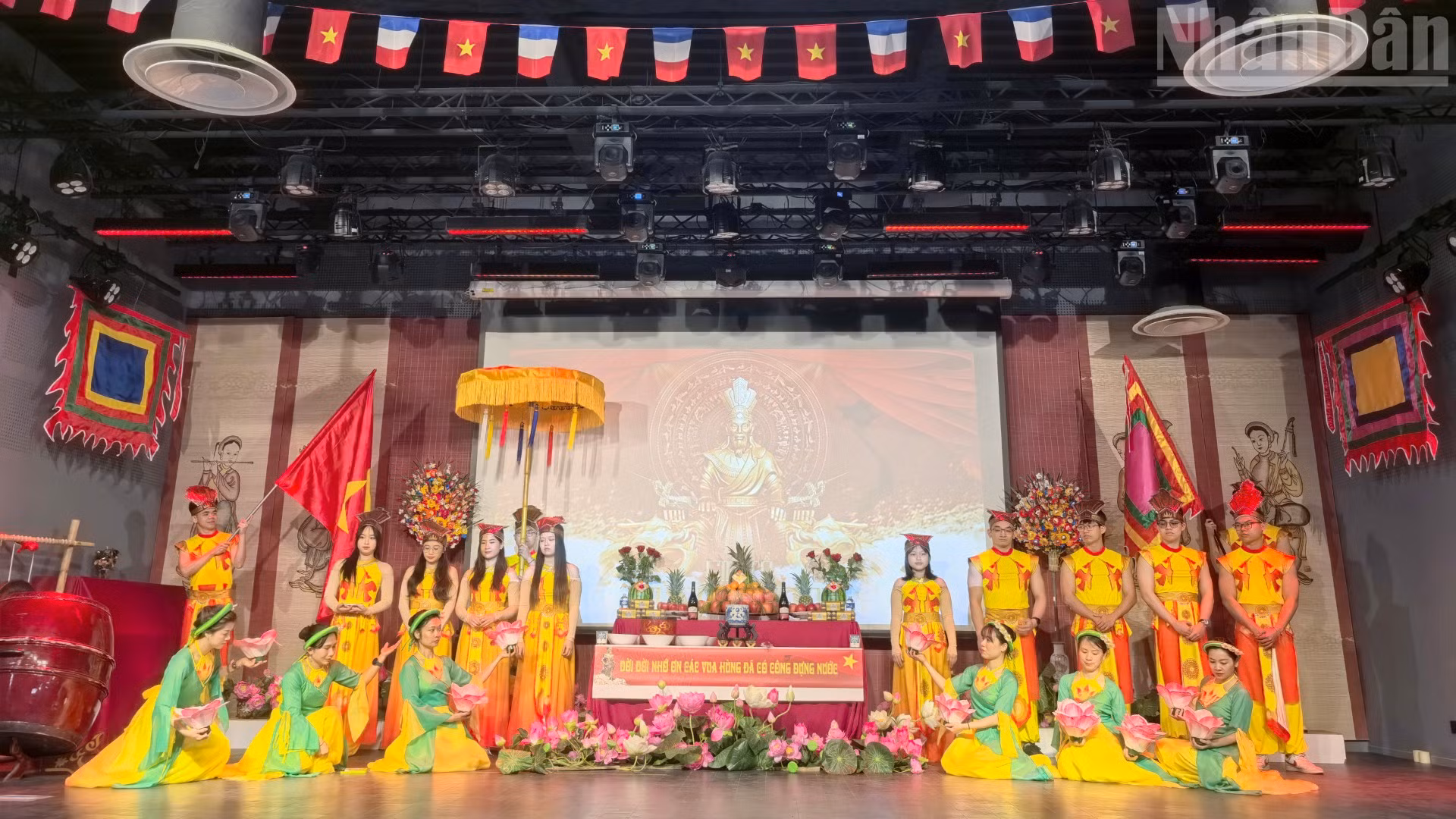 Các thế hệ người Việt tại Pháp cùng hướng về Đền Hùng với tấm lòng thành kính để tưởng nhớ, tri ân công đức của các Vua Hùng, các bậc tiền nhân đã có công dựng nước và giữ nước.